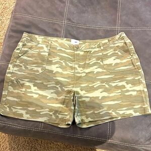 Caslon Woman Short Size 24 Mid-Rise Camo Green 100% Cotton Pockets